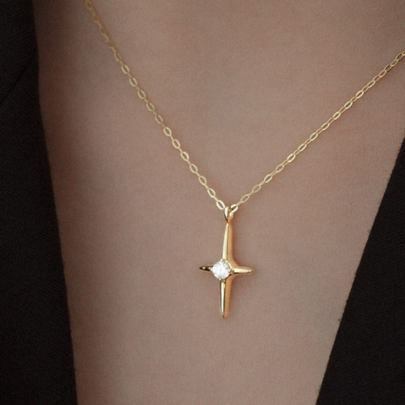 Collier Croix Lumière d’Espérance or porté  