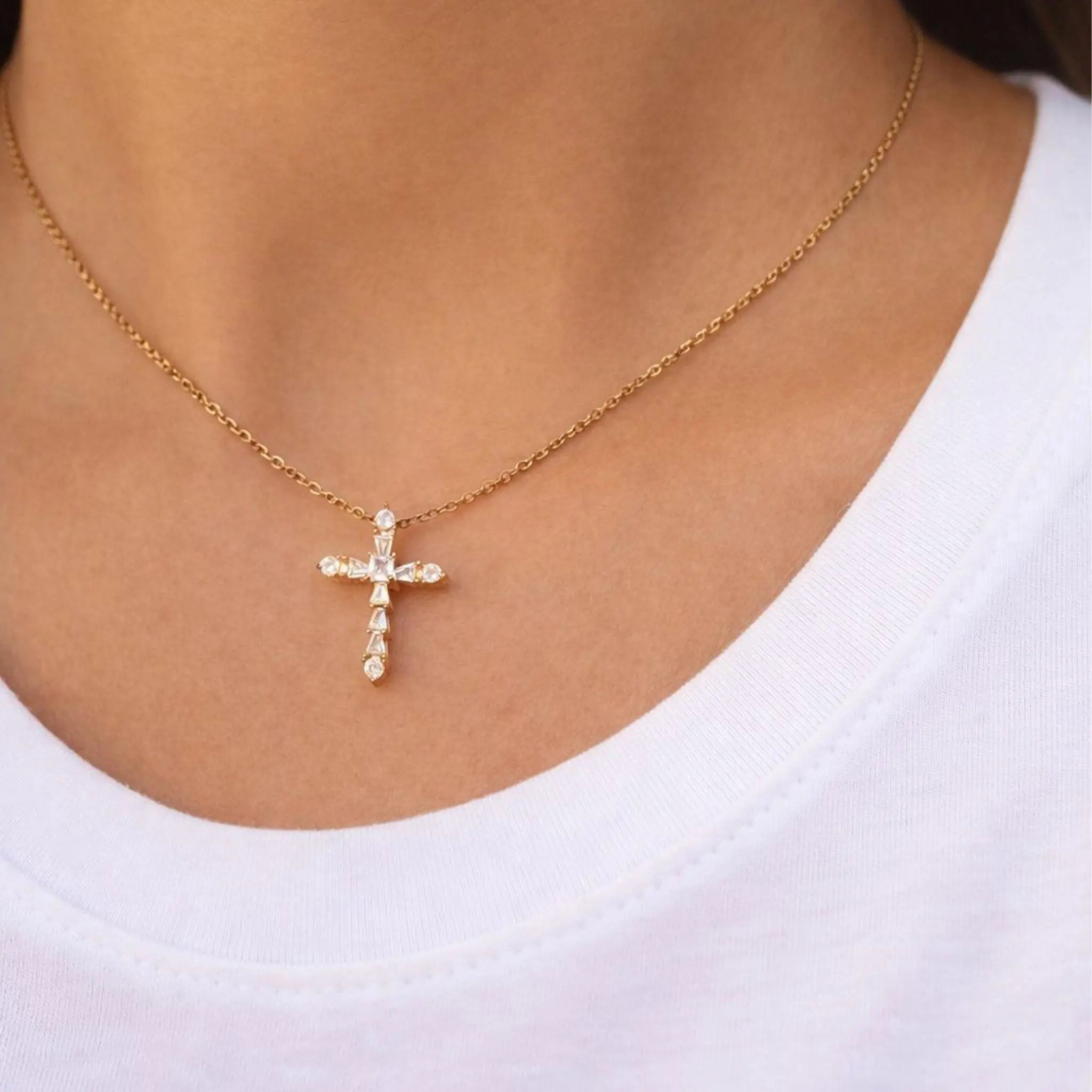 Collier croix Moriah - Acier inoxydable Plaqué or 14K sur mannequin