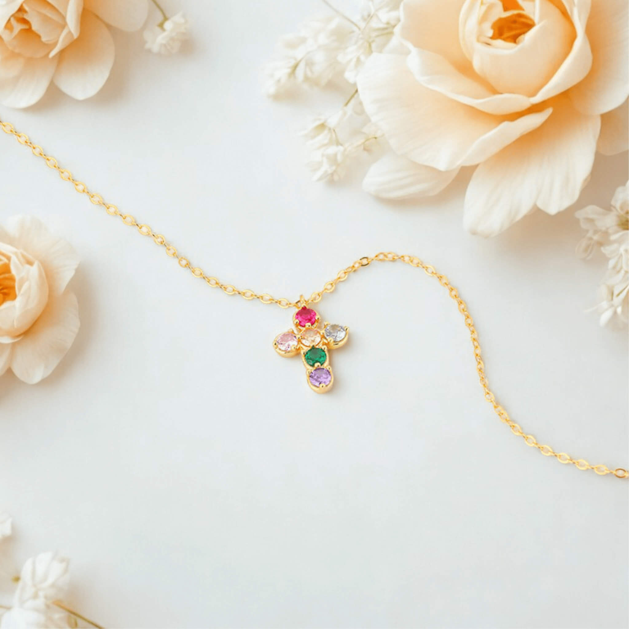 Collier croix multicolore Joseph mis en scène