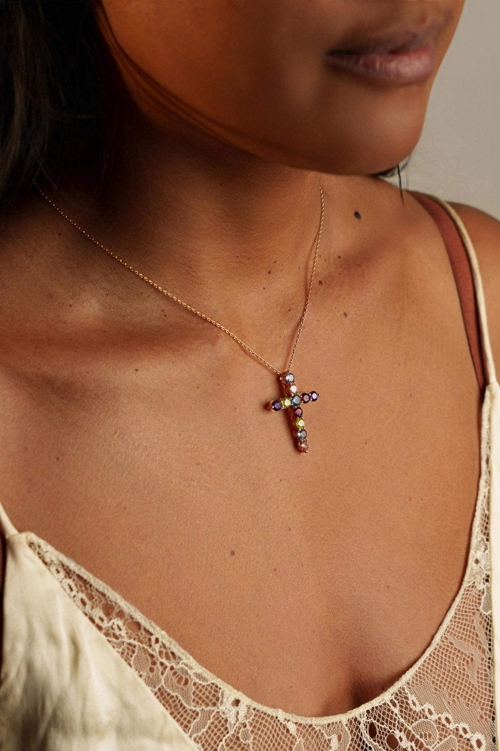 Collier croix Rachel en plaqué or vue large 