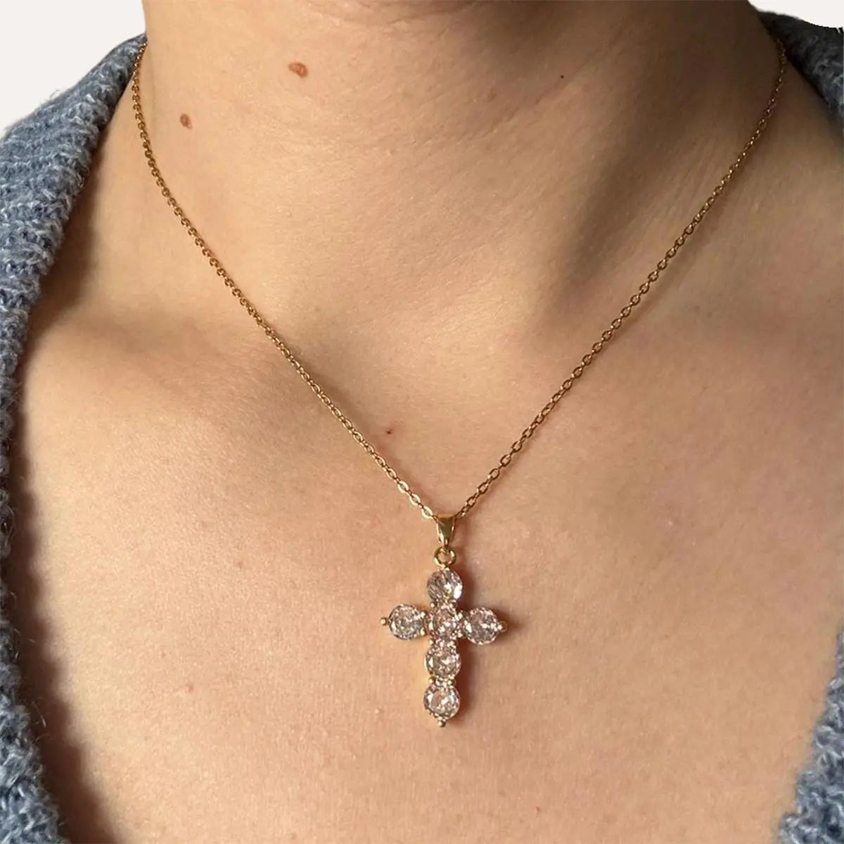 Collier croix Rahab sur buste