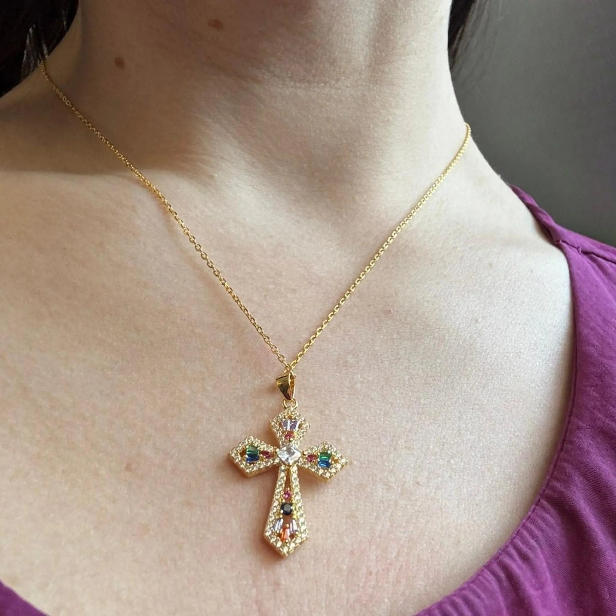 Collier Croix Templière doré avec pendentif orné de pierres