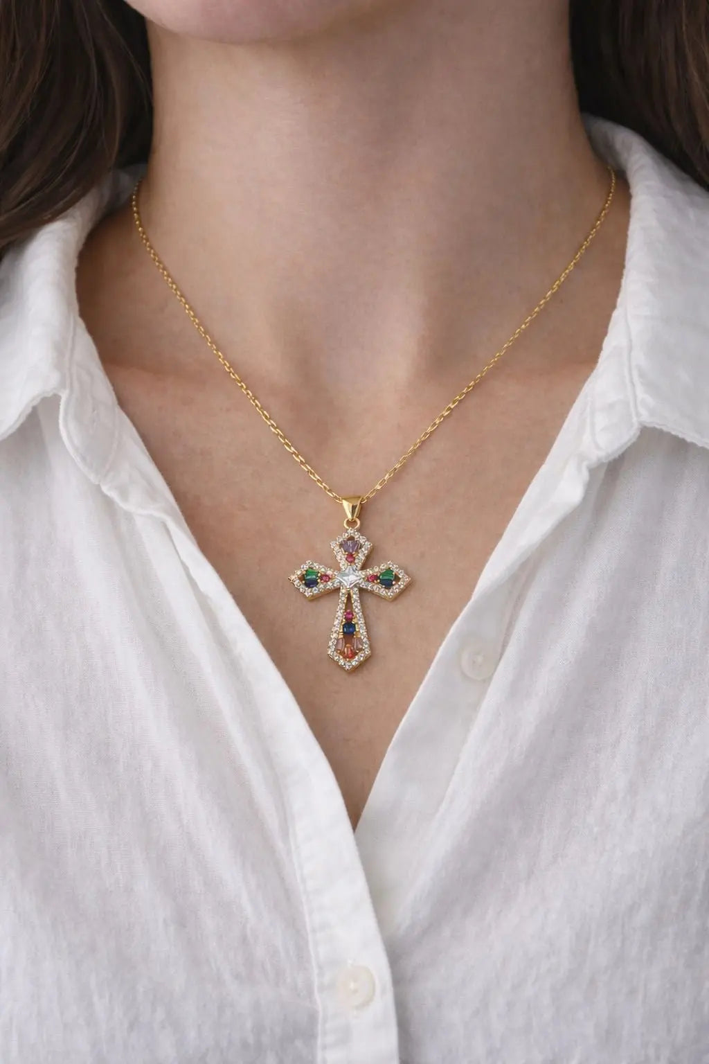 Collier Croix Templière porté de façon élégante 