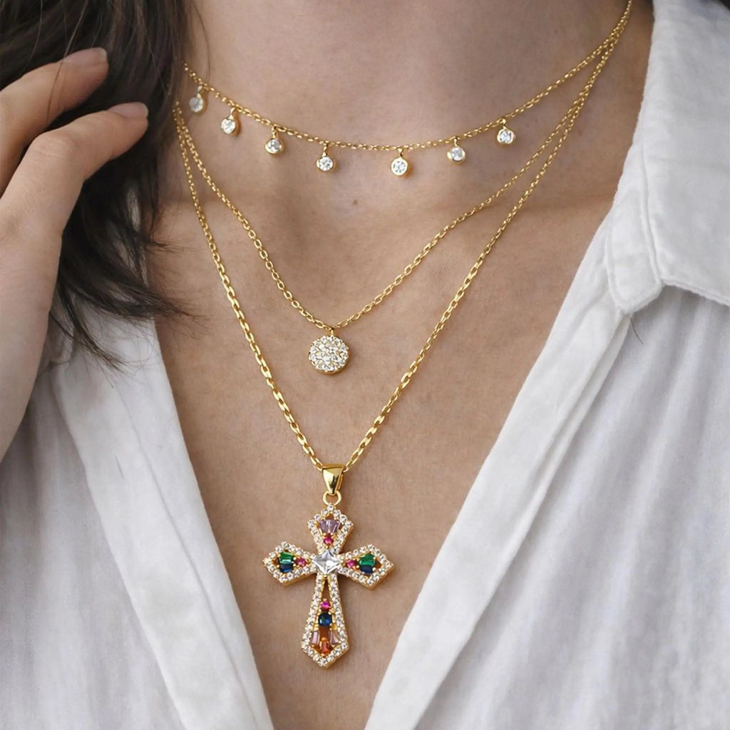 Collier Croix Templière porté avec plusieurs bijoux avec une chemise blanche