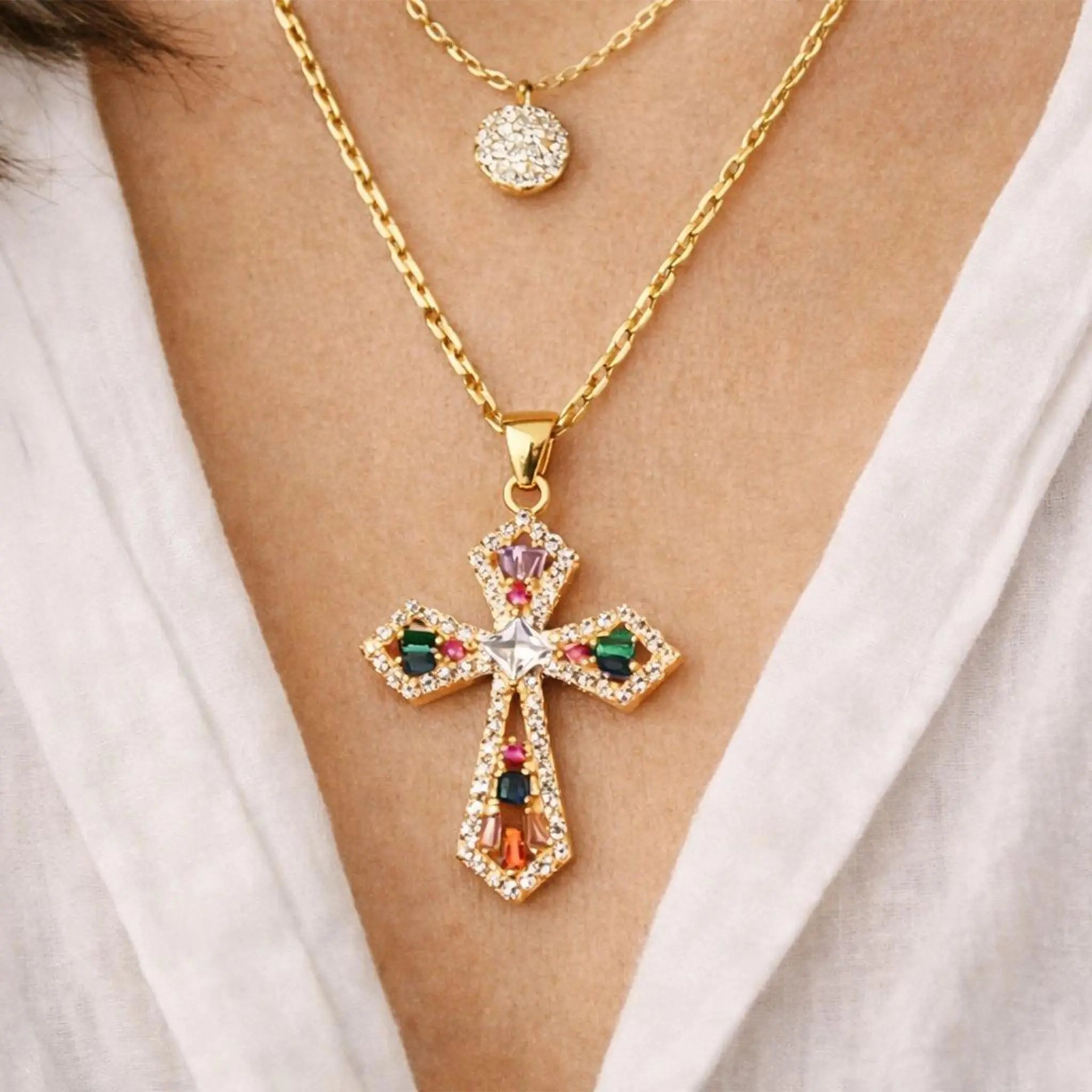 Collier Croix Templière porté avec une chemise blanche