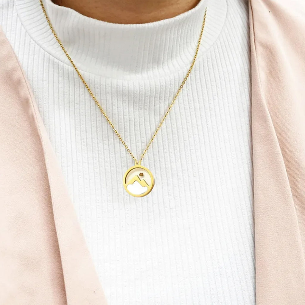 Collier Graine de Moutarde en acier inoxydable doré porté au cou - Bijoux Croix
