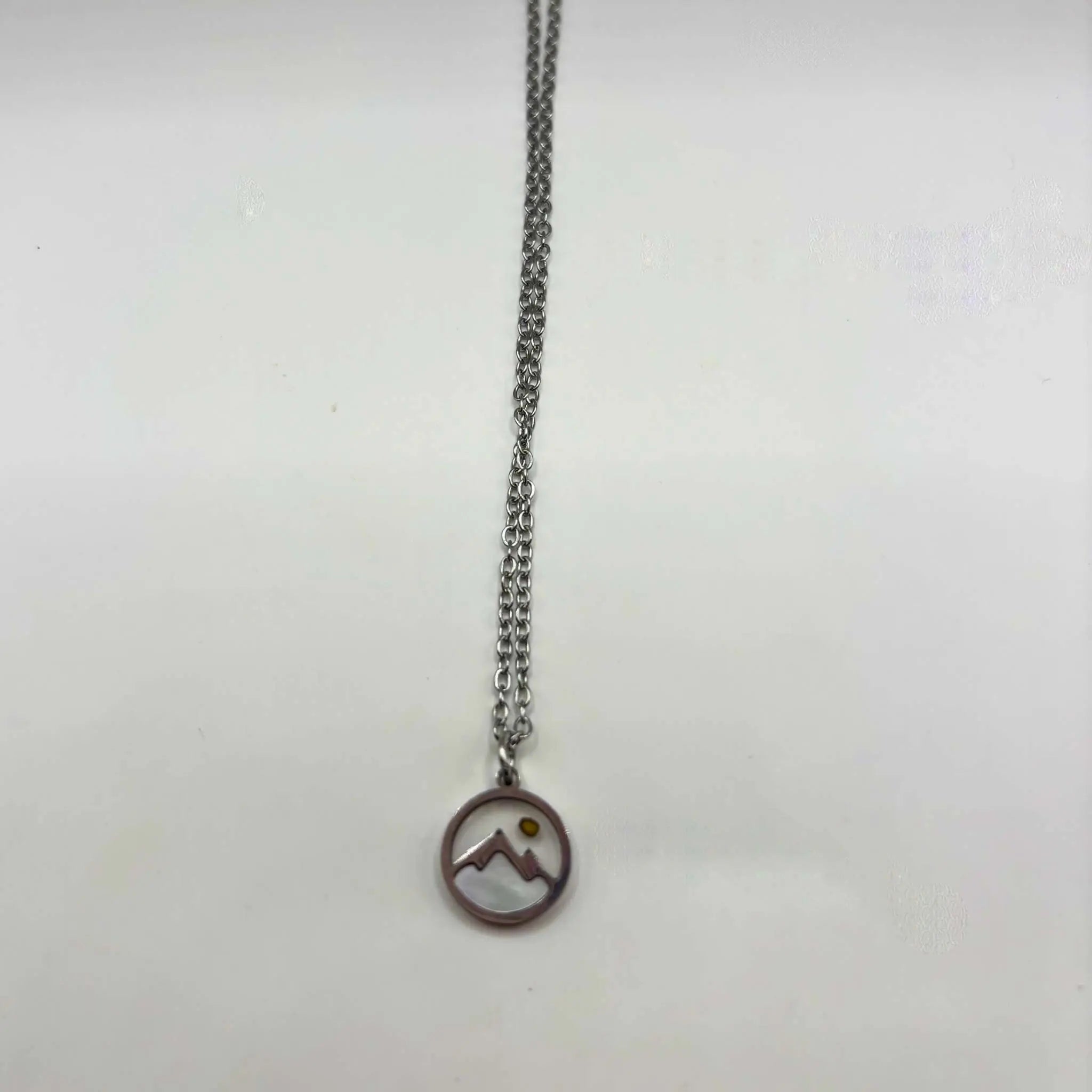 Collier Graine de Moutarde argenté côté fond blanc