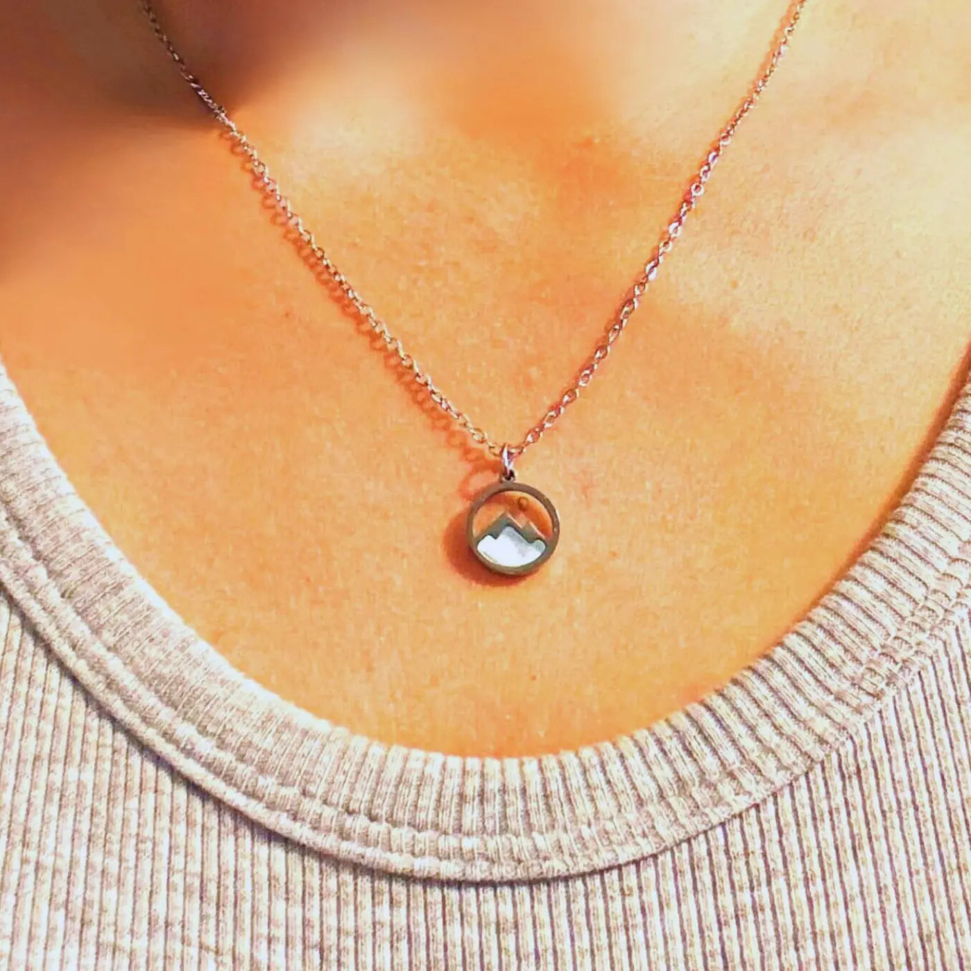 Collier Graine de Moutarde argente-montagne fond blanc