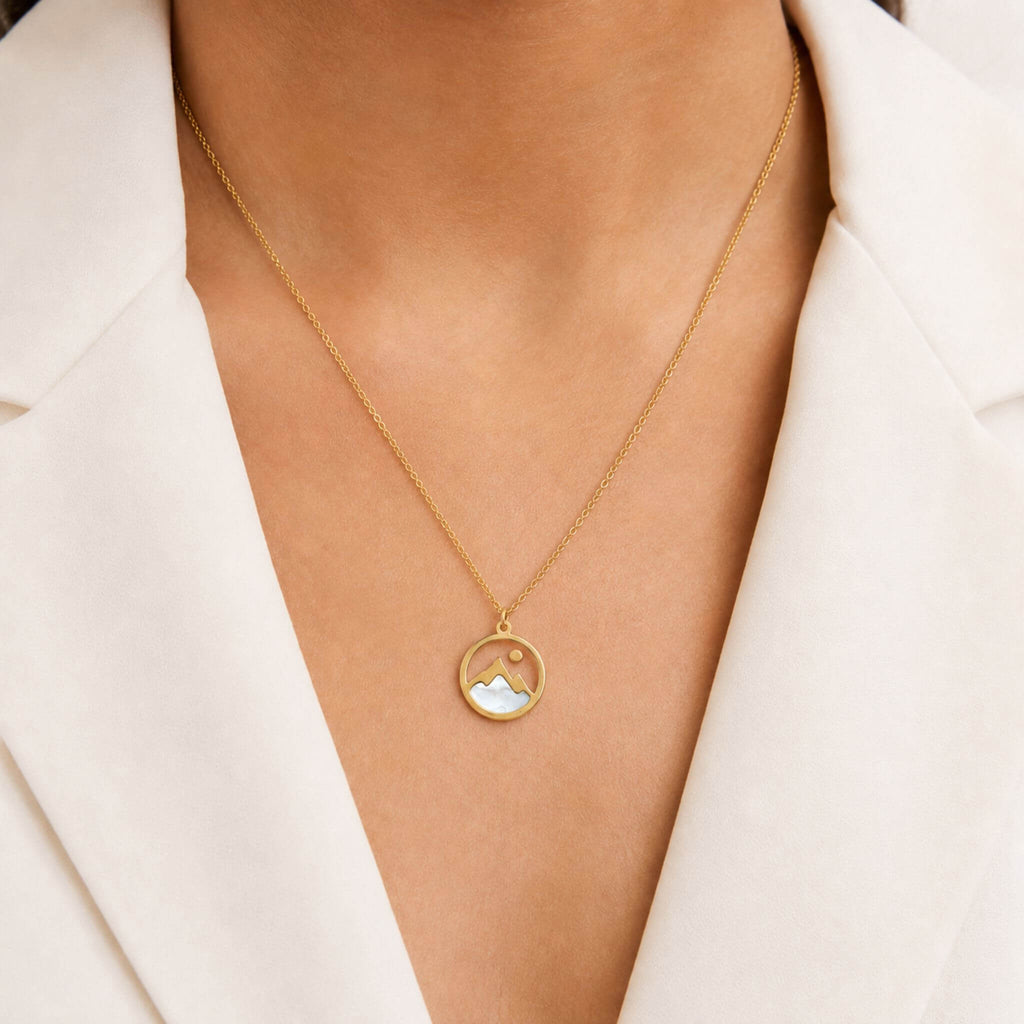 Collier graine de moutarde en acier inoxydable doré porté