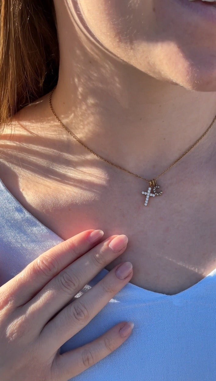 Collier Lettre et Croix - Acier inoxydable - Bijoux Croix