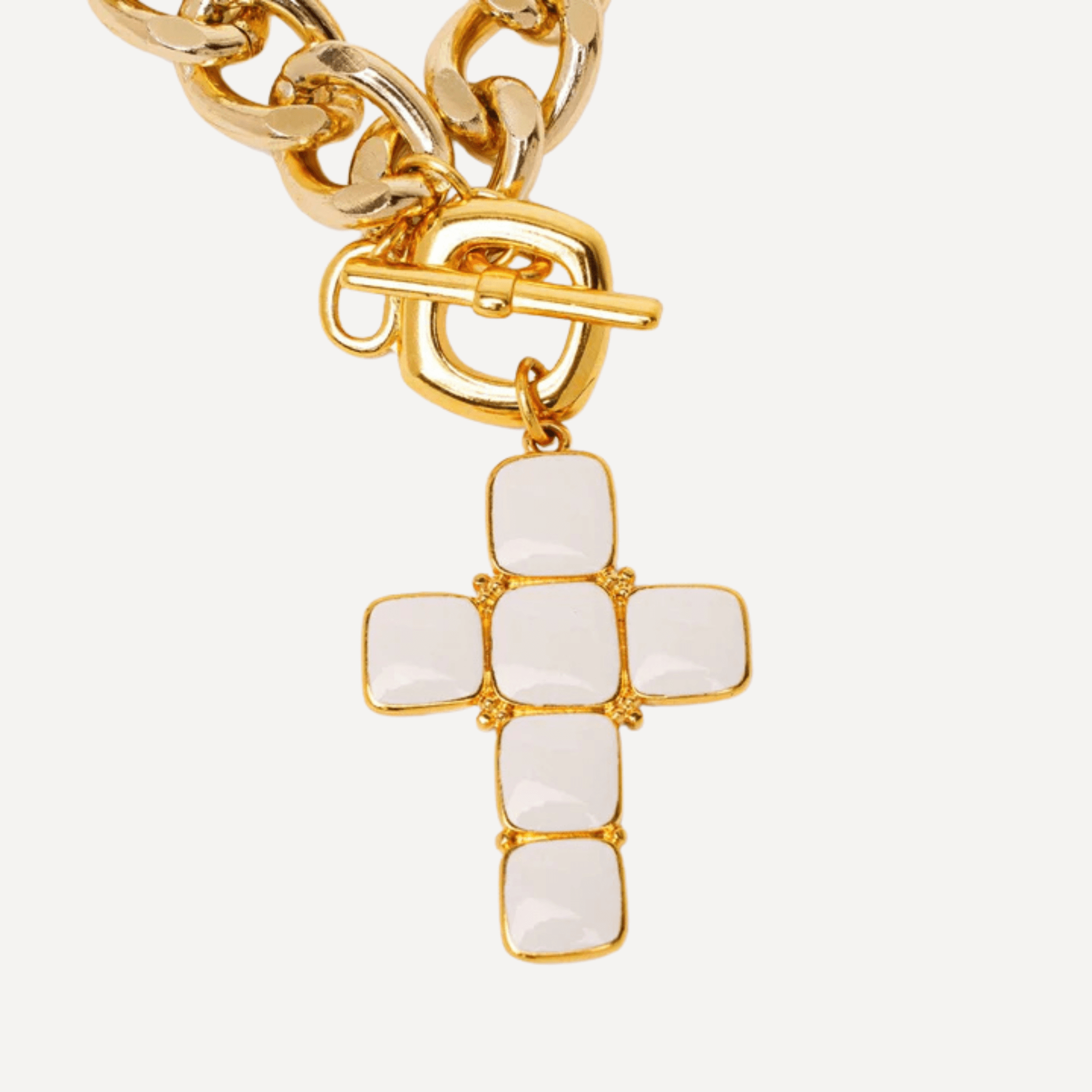 Gros plan du pendentif croix blanche en émail du Collier Myriam - Bijoux Croix
