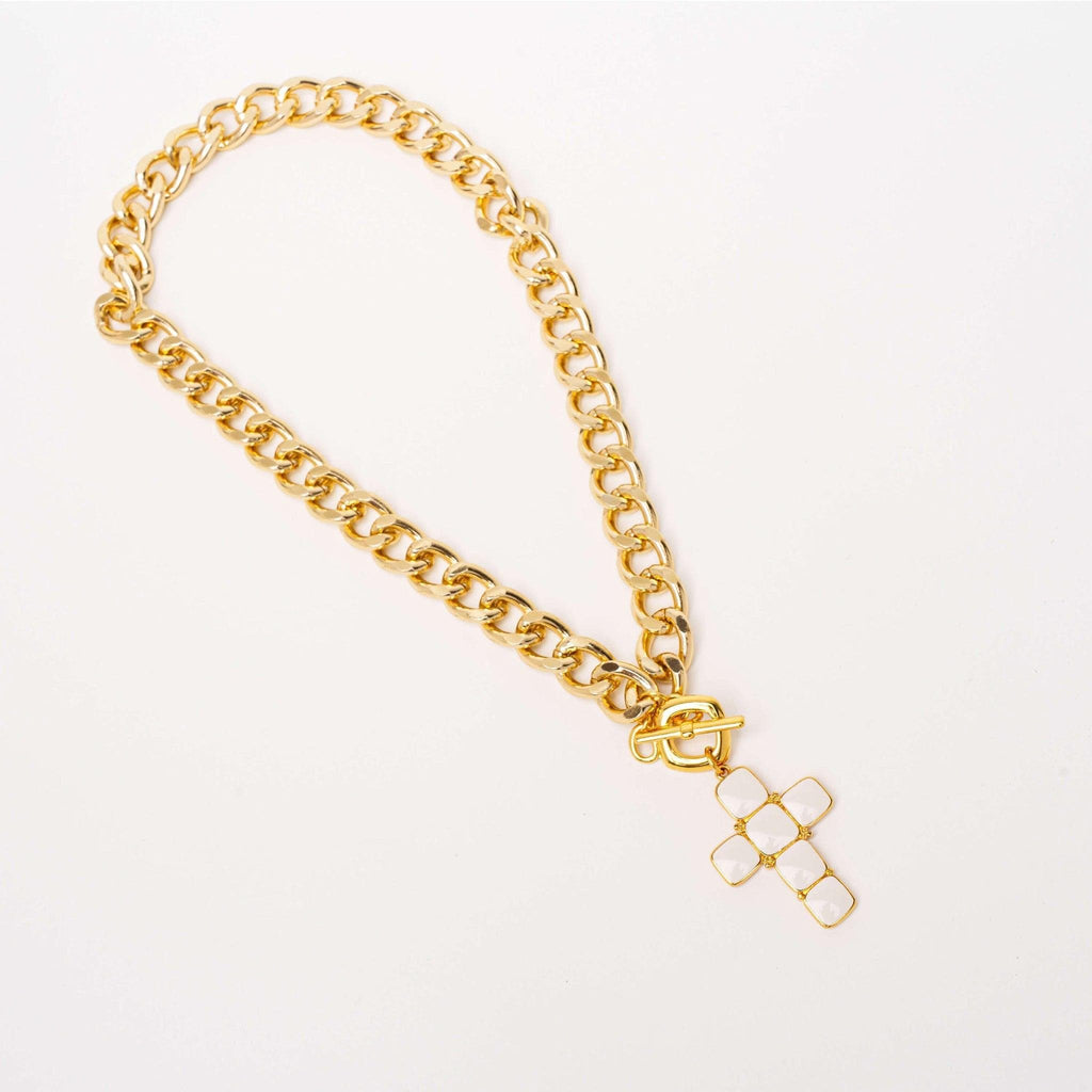 Collier Myriam avec pendentif croix blanche en émail et chaîne dorée, vue entière - Bijoux Croix
