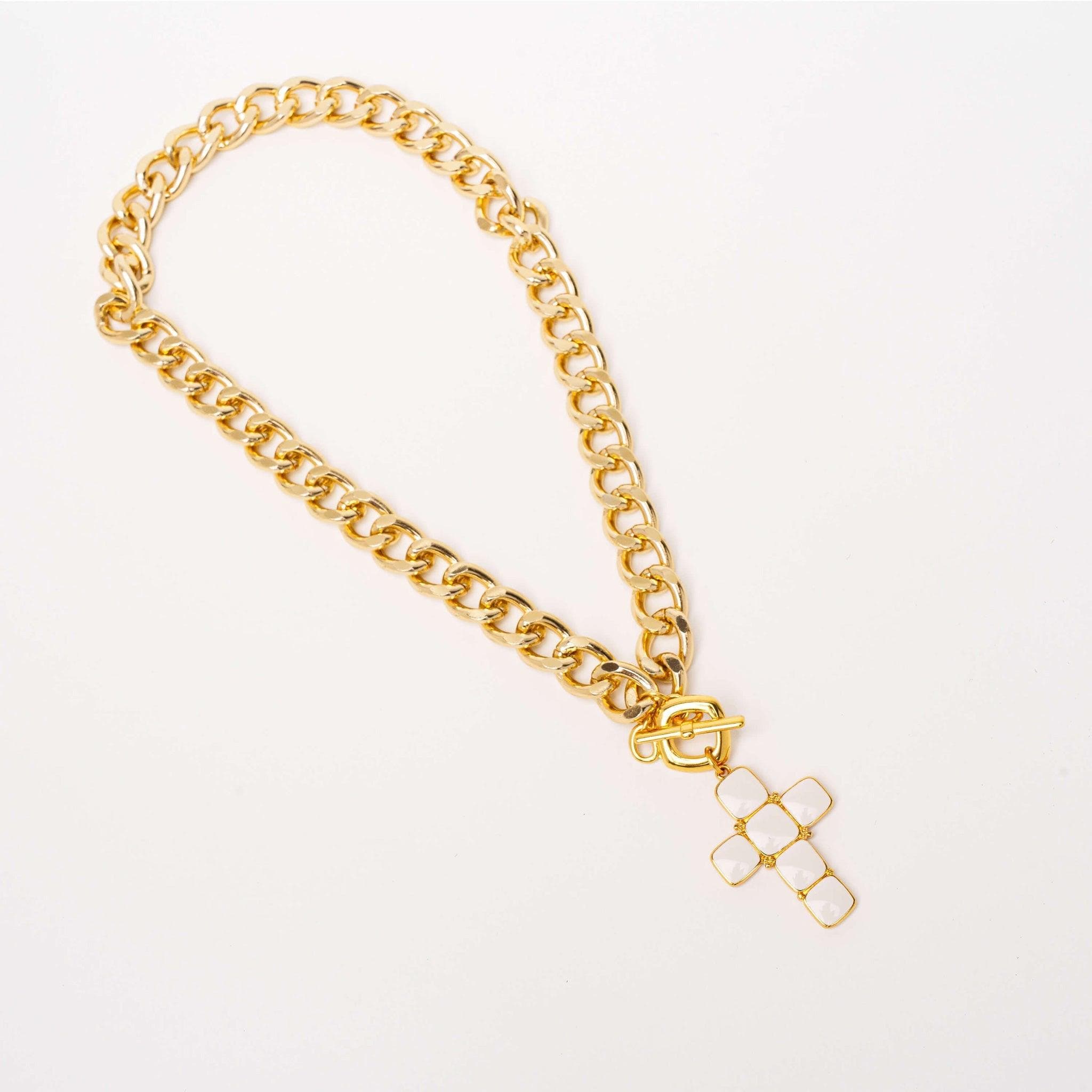 Collier Myriam avec pendentif croix blanche en émail et chaîne dorée, vue entière - Bijoux Croix
