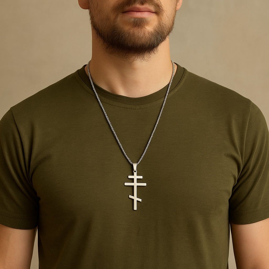 Collier Orthodoxe en acier inoxydable argenté porté au cou par un homme 
