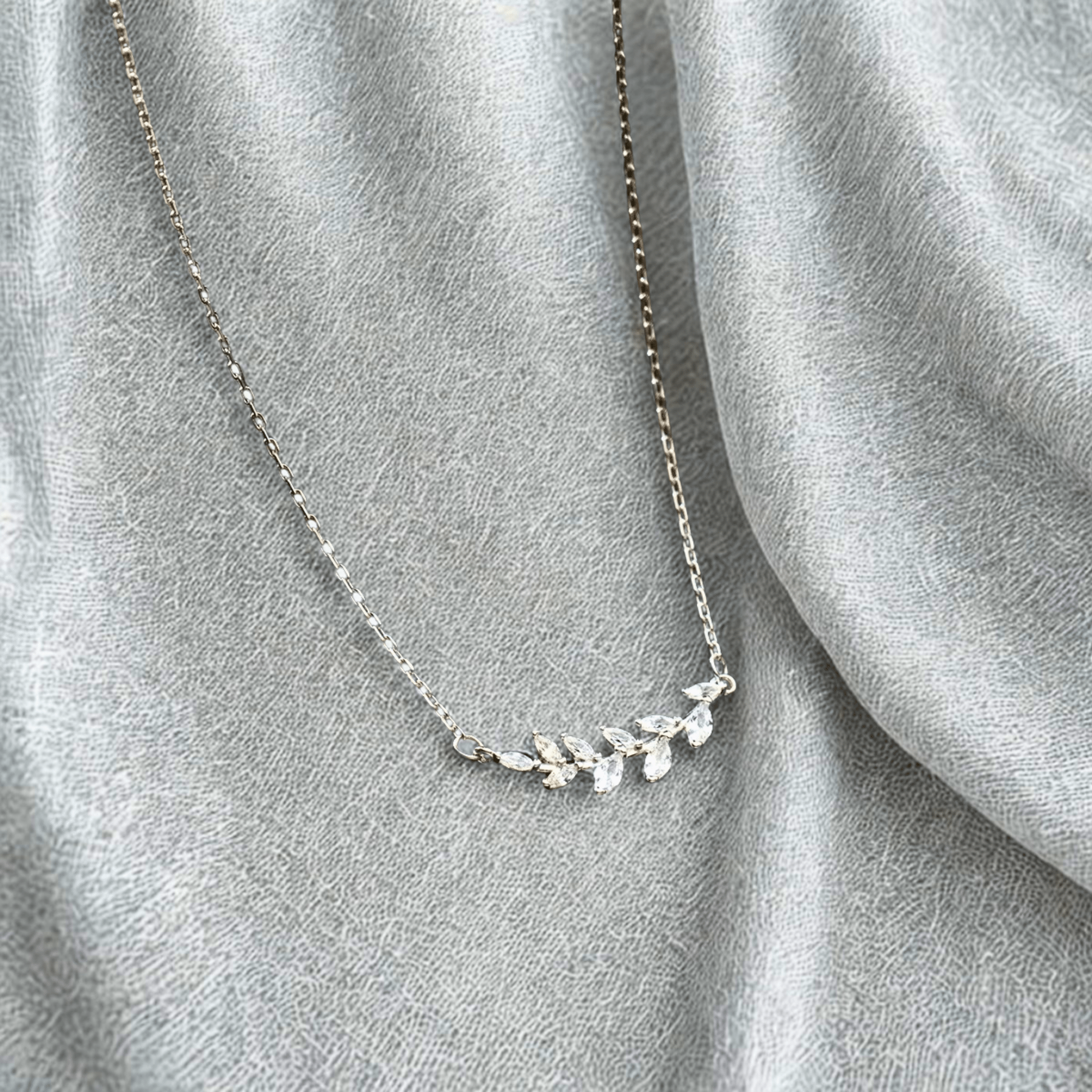 Collier Rameaux de Saule Argent posé drap