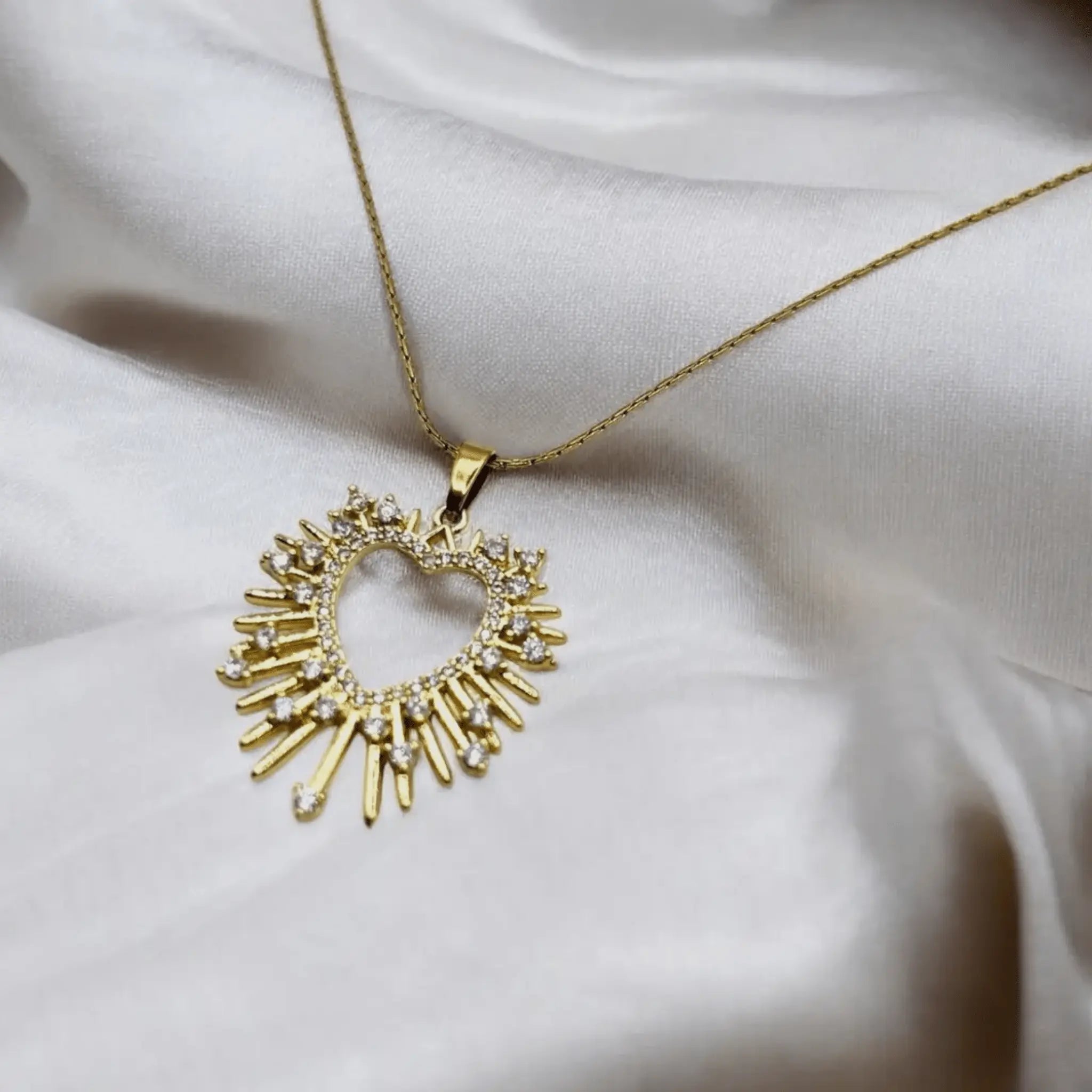 Collier rayonnant mis en scène