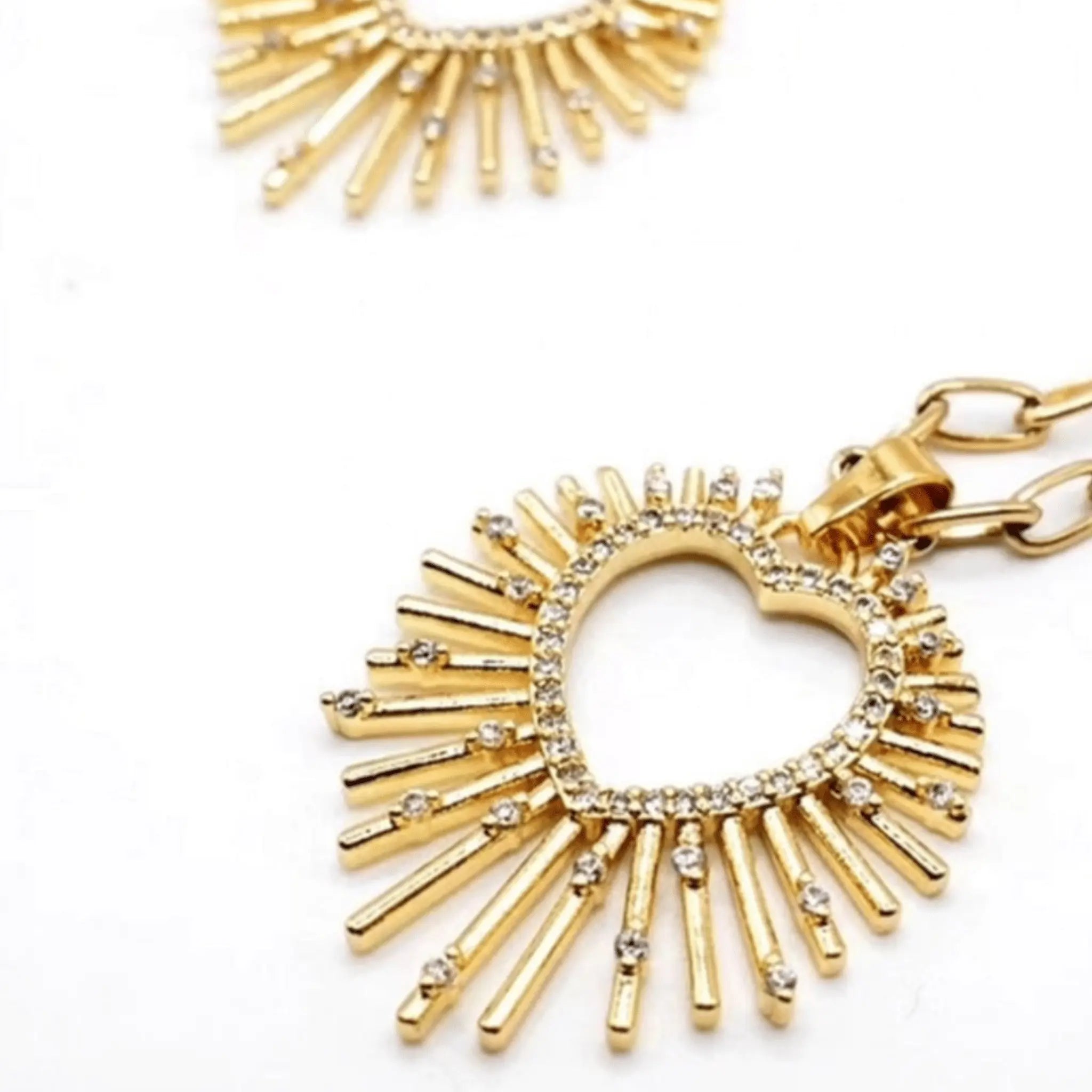 Zoom sur Collier rayonnant – Cœur Sacré - Bijoux Croix