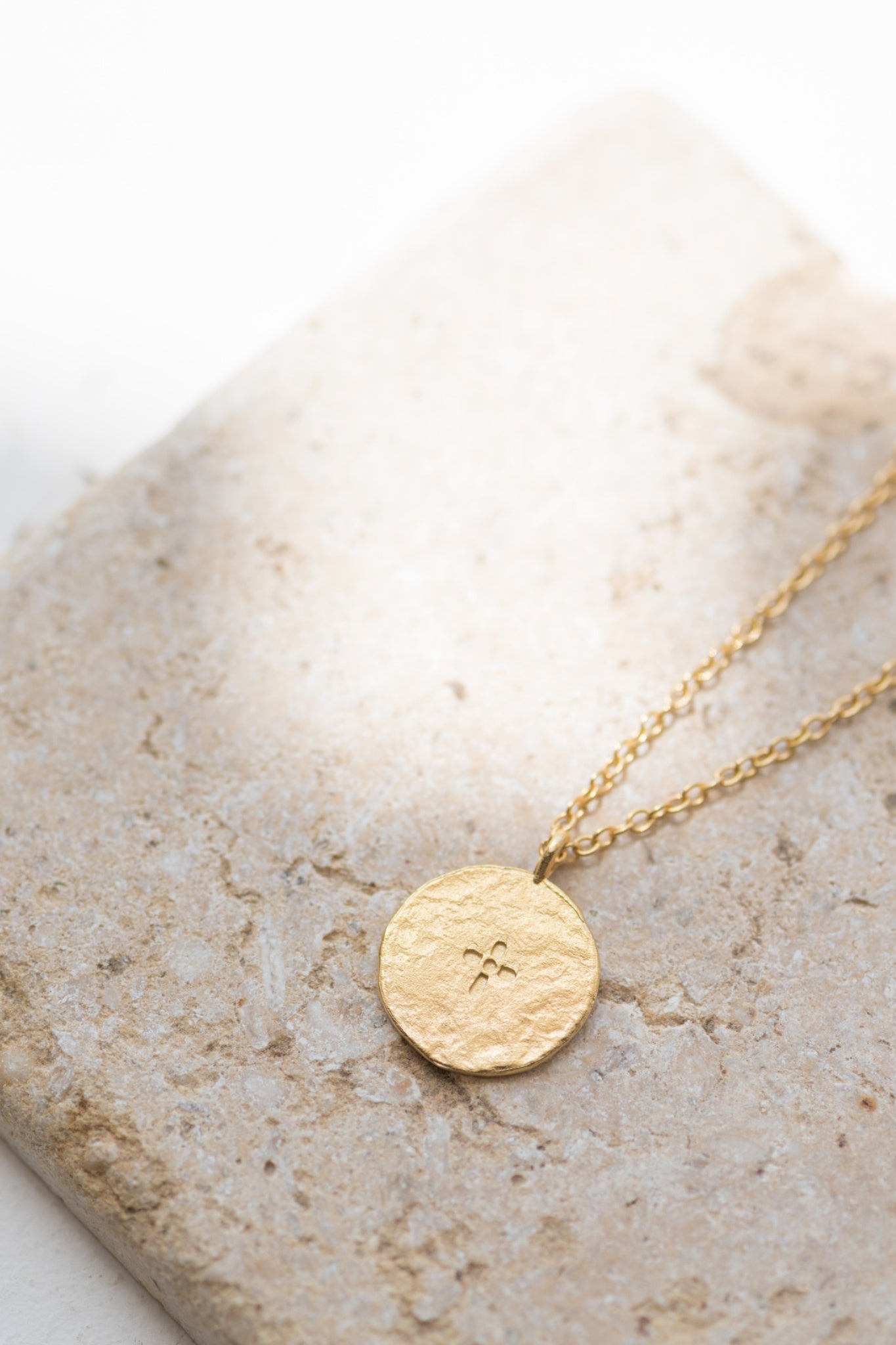Vue de dos du collier Sacré-Cœur et croix doré avec chaîne en or 24 carats
