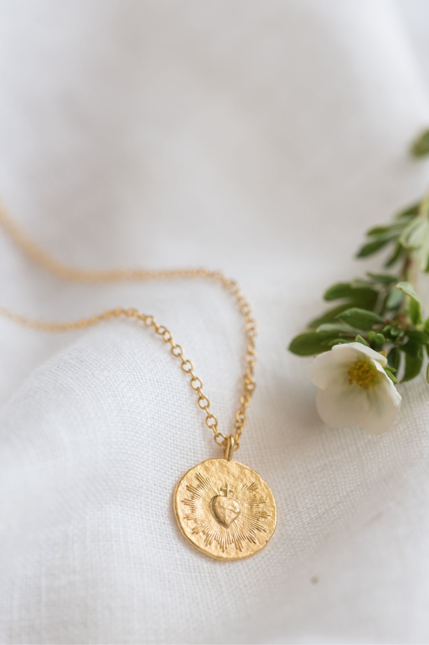 Collier Sacré-Cœur et croix doré mis en scène, bijou chrétien raffiné en or 24 carats