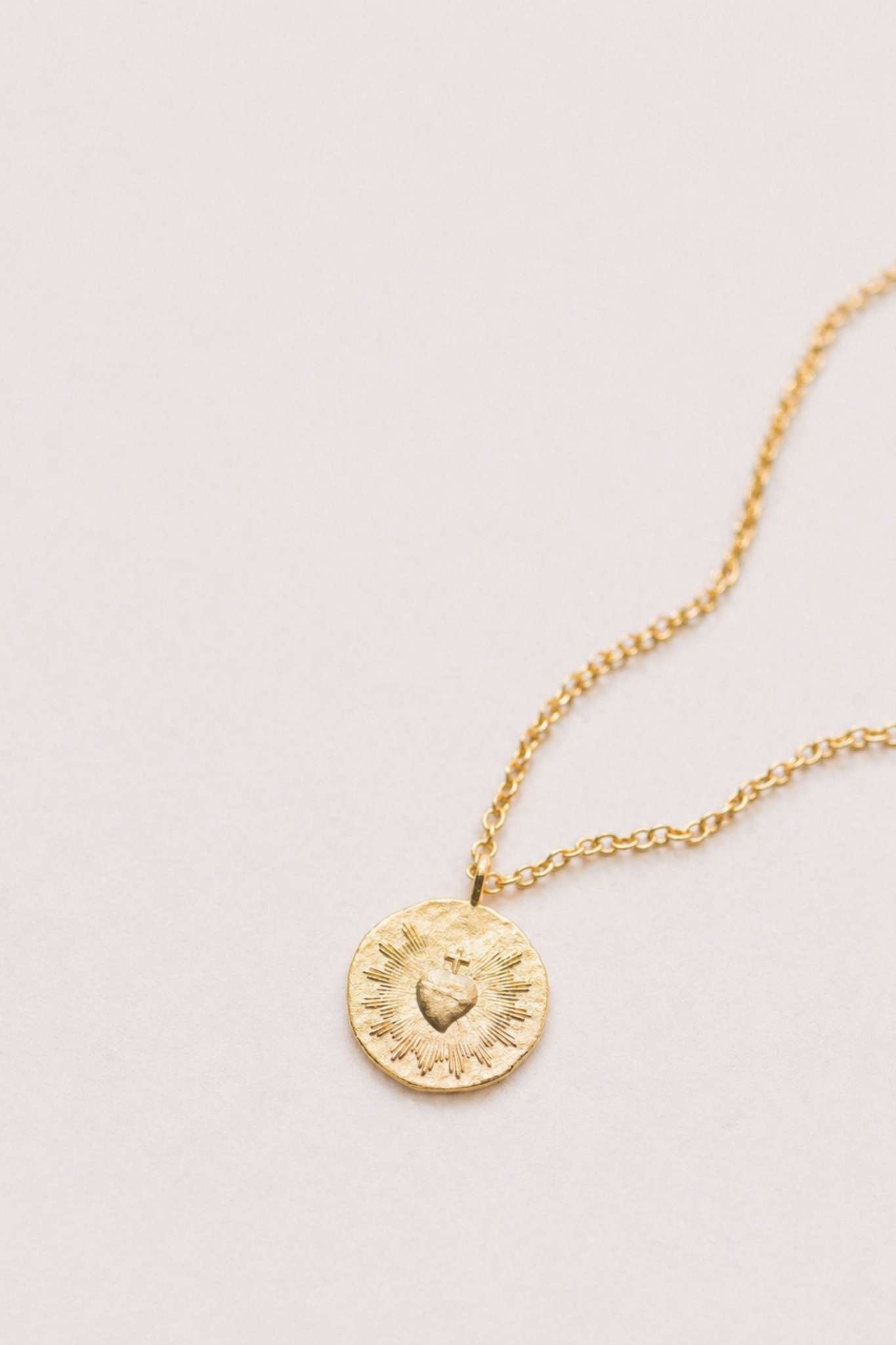 Collier Sacré-Cœur et croix doré en or 24 carats, bijou chrétien élégant