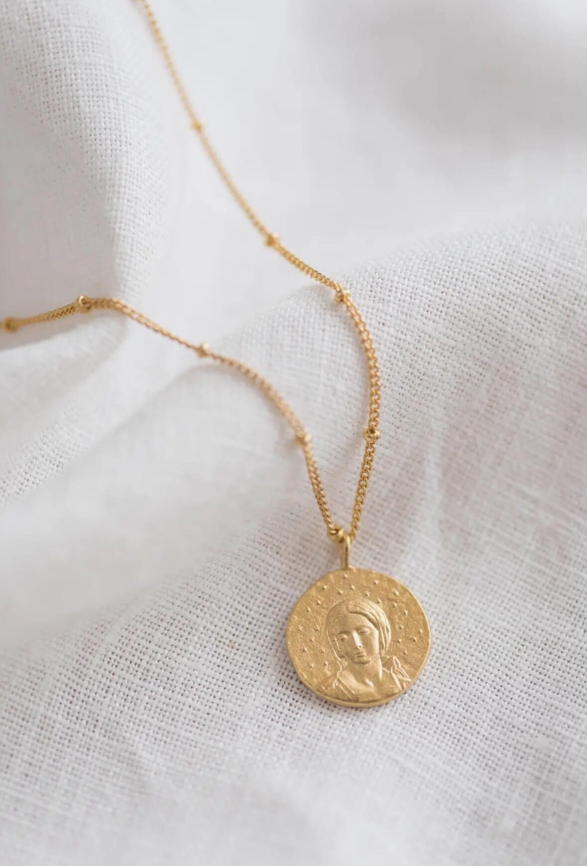 Détail médaille collier Vierge Marie doré Totus Tuus diamètre 1,7 cm finition texturée