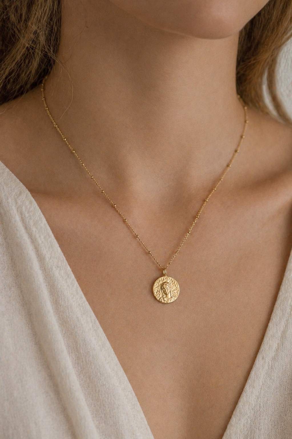 Collier Vierge Marie doré Totus Tuus porté sur mannequin rendu élégant bijou chrétien femme