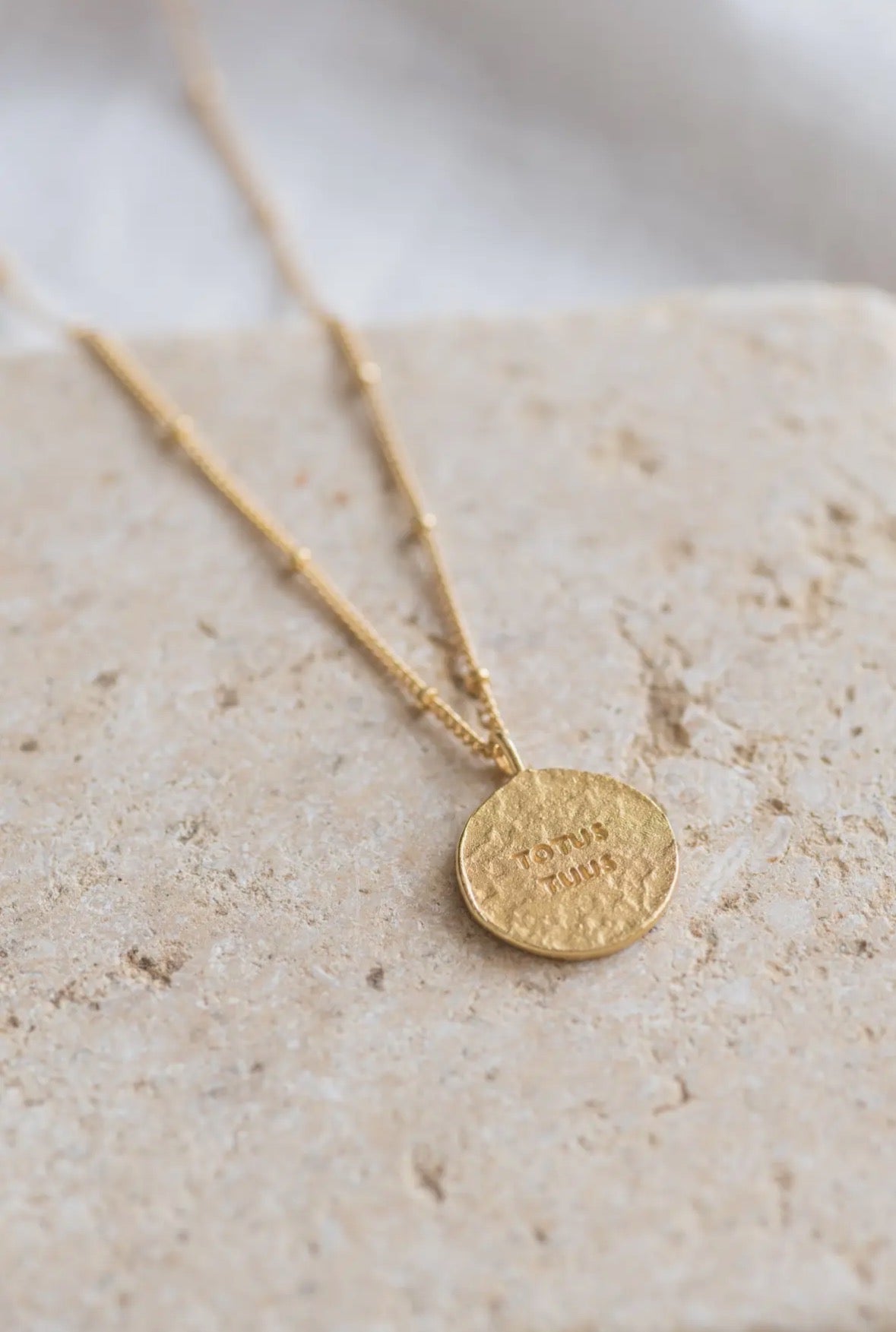 Collier Vierge Marie doré Totus Tuus médaille verso sacré cœur gravé bijou religieux or