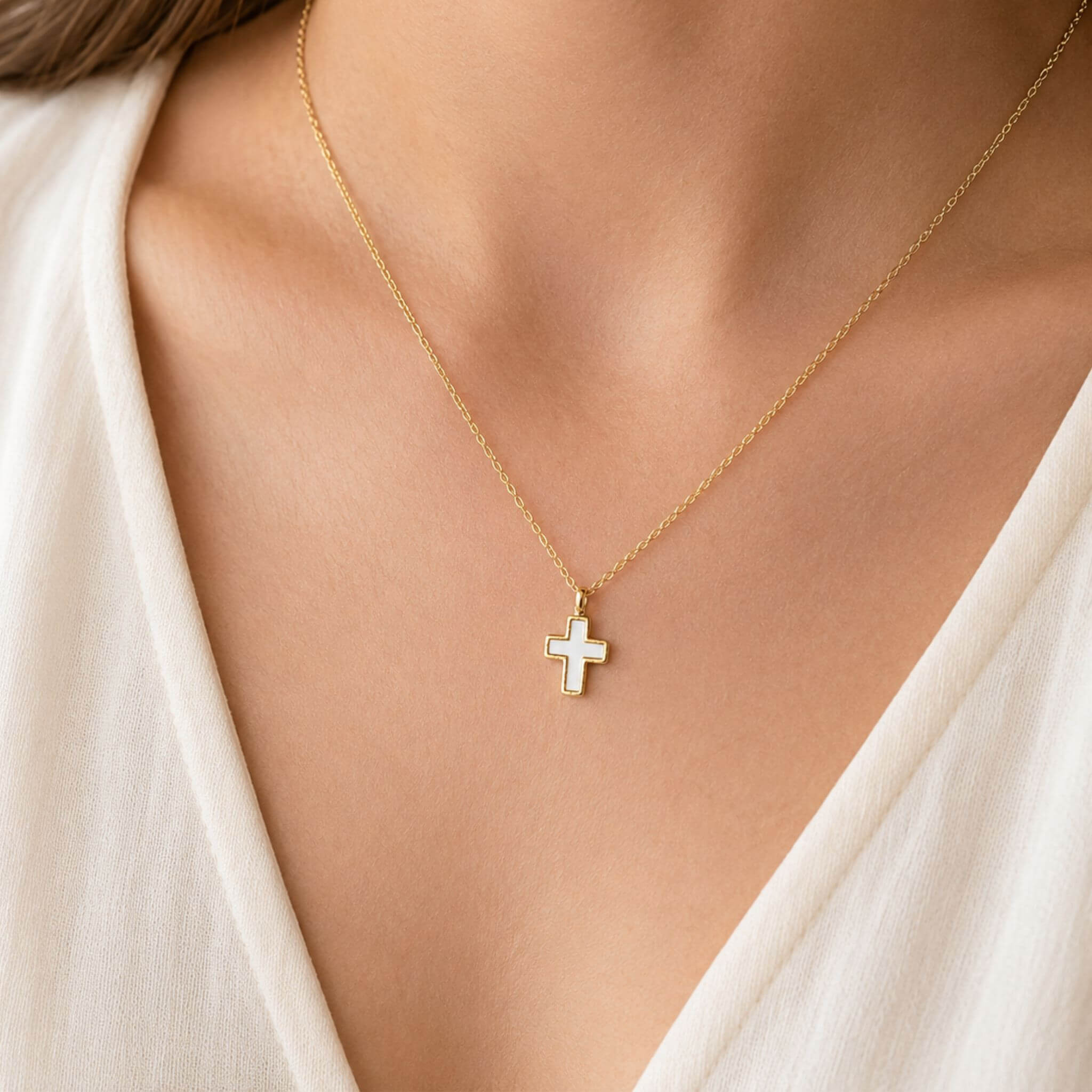 collier croix blance porté sur mannequin