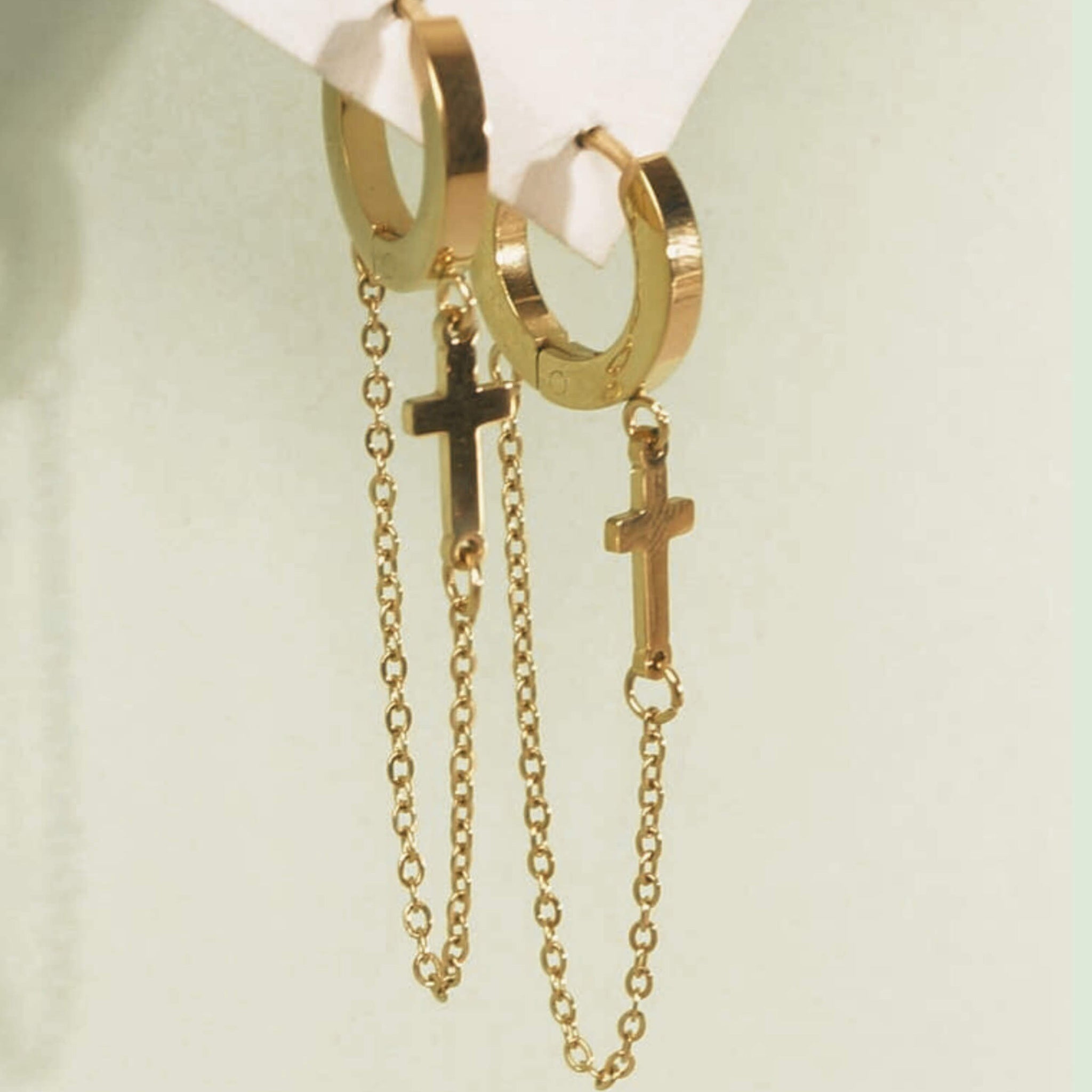 Boucles d’oreilles créoles croix dorées à double chaîne suspendues