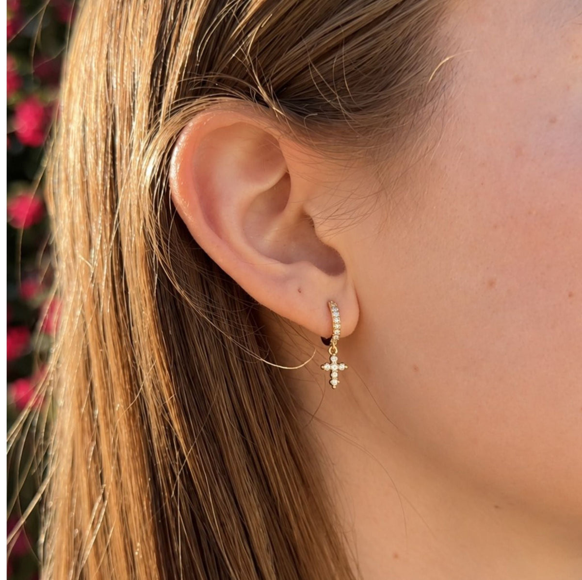 Détails et finitions du bijou : Créoles croix lumineuses Gabriel - Plaqué Or 18K en plaqué or et zircons