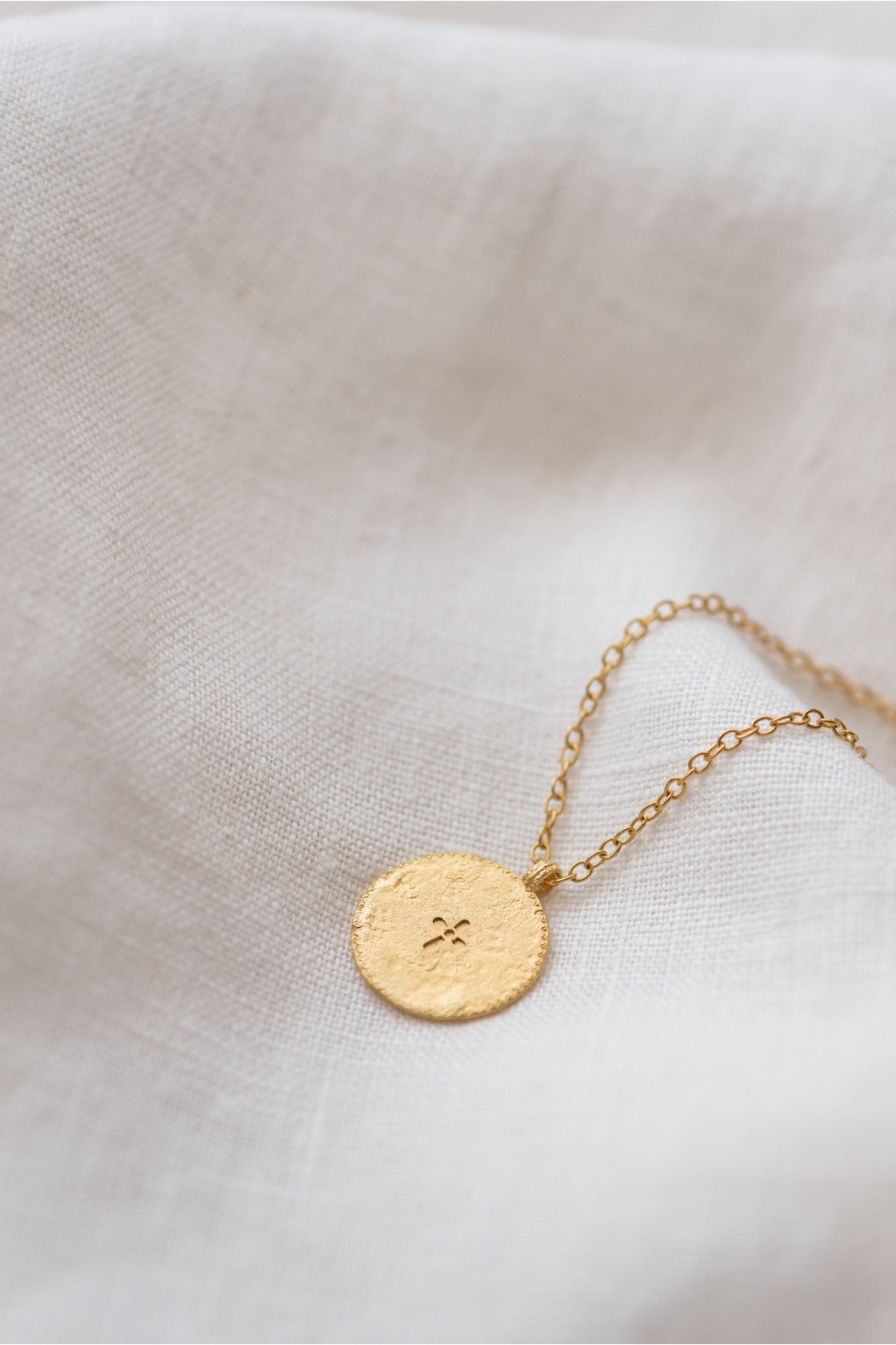 Dos de la médaille du collier Agnus Dei en or 24 carats