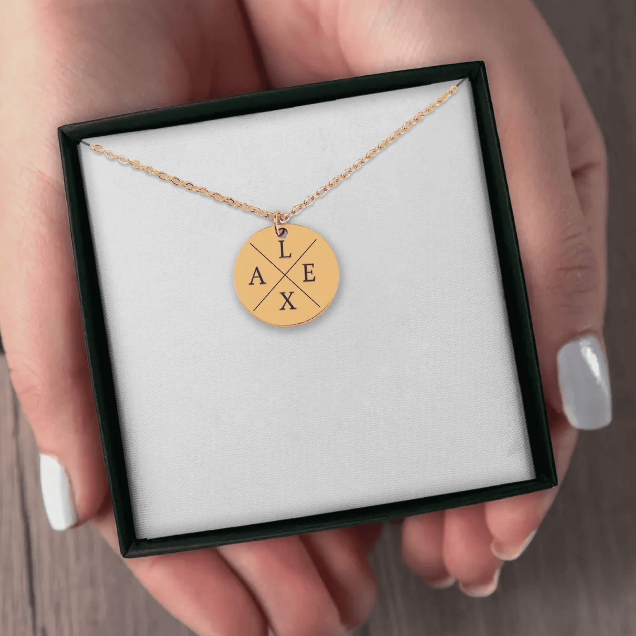 Médaillon Croix Quatre lettres - Bijoux Croix