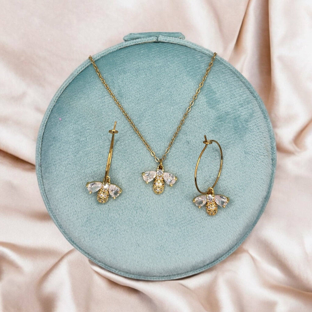 Parure Abeille Divine composée d’un collier et de boucles d’oreilles dorés plaqué or avec pendentif abeille serti de zircons