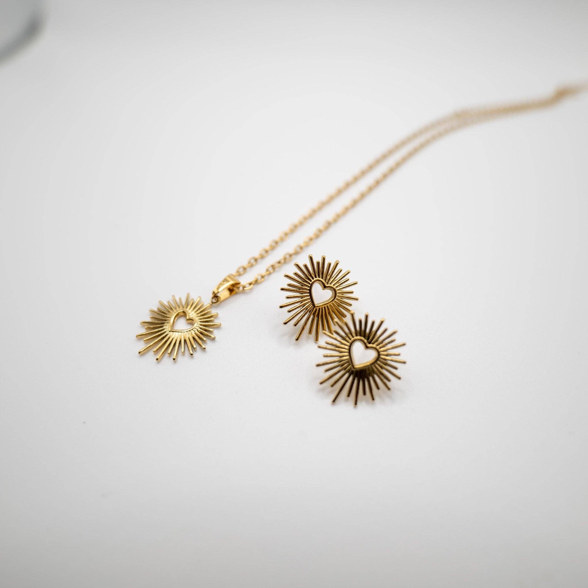 Parure Sacré-Cœur composée d’un collier et de clous d’oreilles dorés plaqué or 