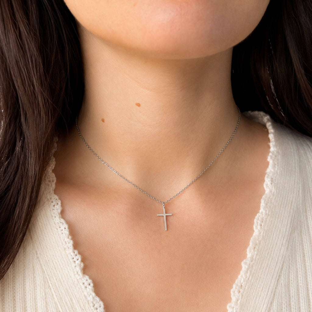 Pendentif croix chrétienne argenté Adonaï au design fin et discret