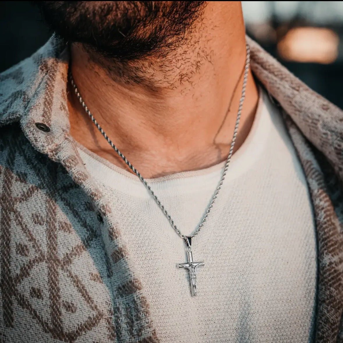 Pendentif crucifix argent porté sur cou