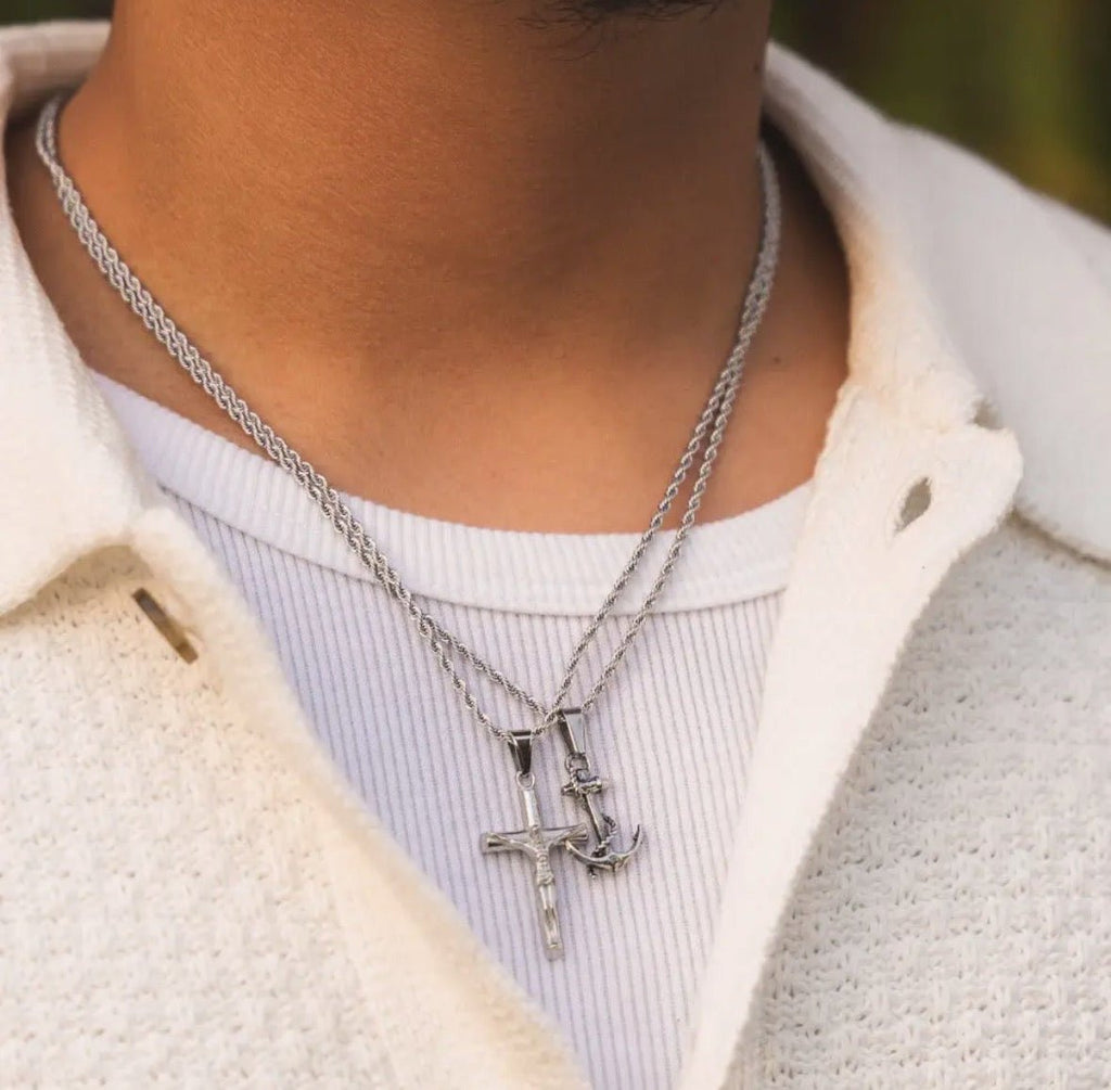 Pendentif crucifix argent porté sur une tenue avec col rond
