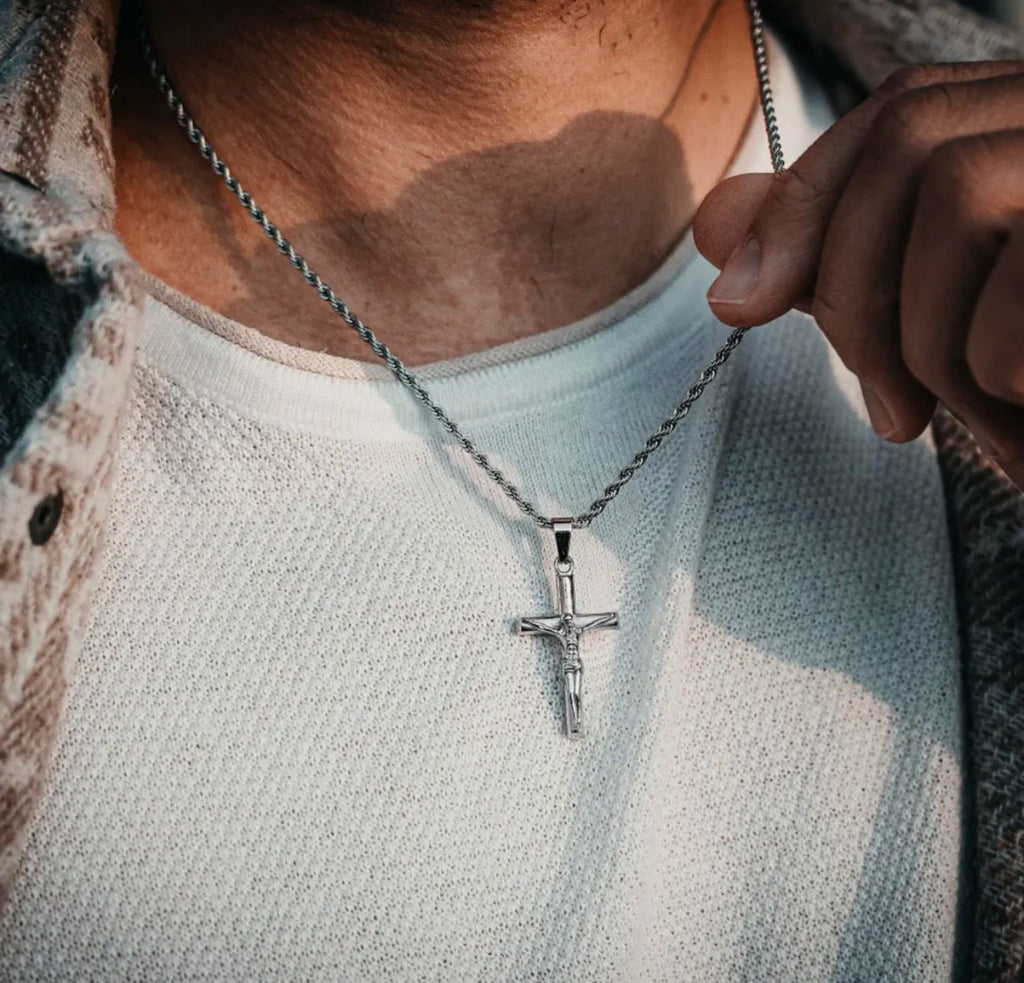 Pendentif Crucifix or tenu à la main