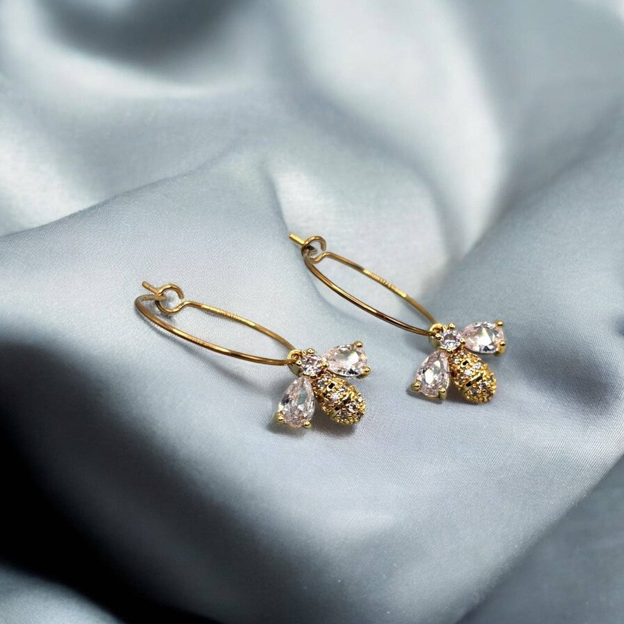 Boucles d’oreilles Abeille Divine dorées zoomées