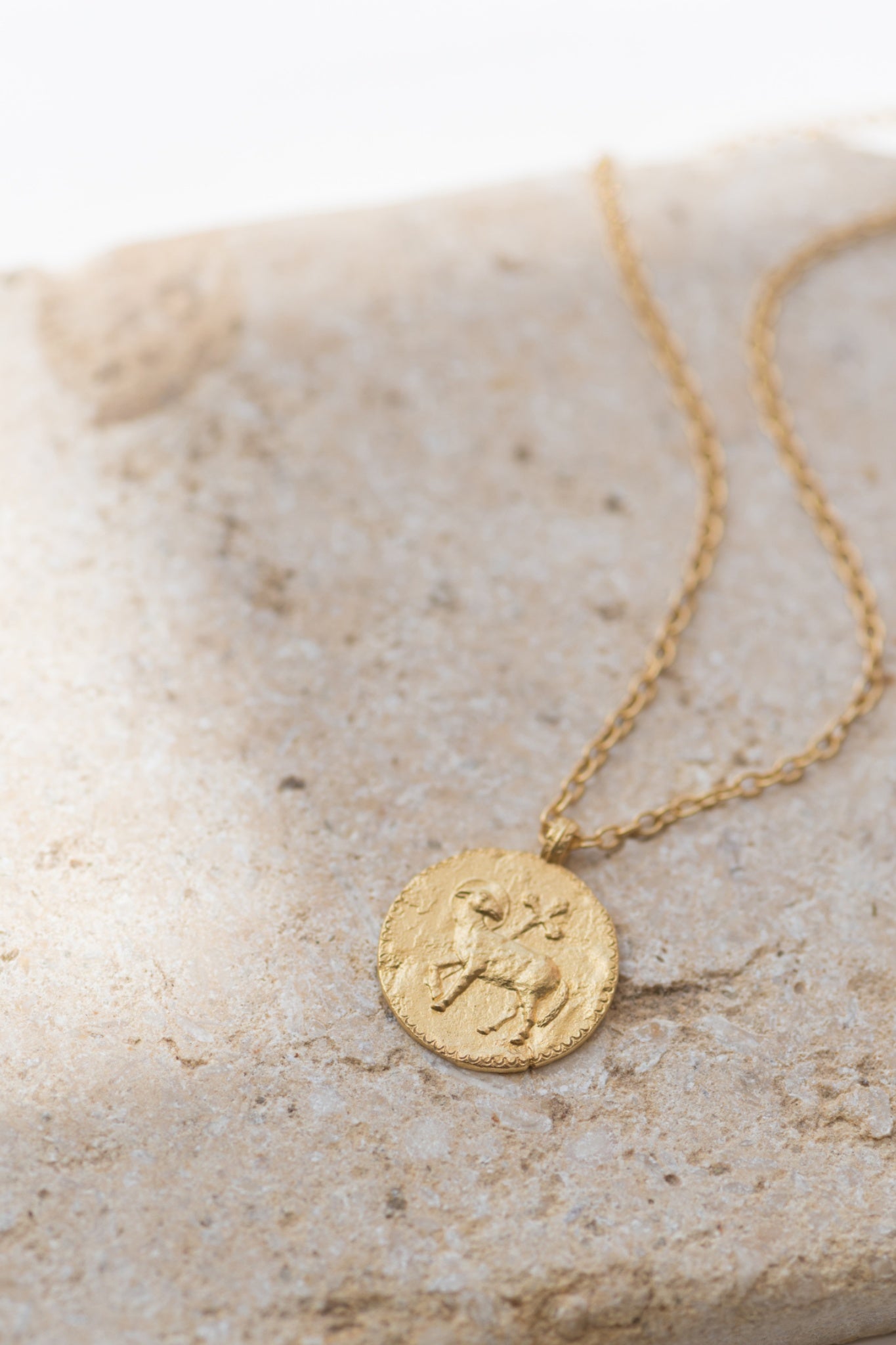 Médaille Agnus Dei en or 24 carats avec détails dorés